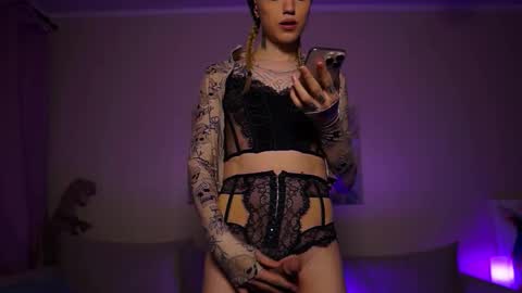 Snapshot of twiinkie_pie chatting on 09-25-25, 08:45 Maria 3 online show from 09-25-25, 08:45