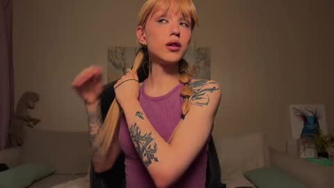 Snapshot of twiinkie_pie chatting on 10-22-25, 05:52 Maria 3 online show from 10-22-25, 05:52
