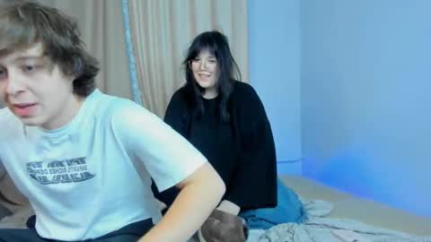 Snapshot of twinflux chatting on 11-25-25, 12:10 twinflux online show from 11-25-25, 12:10