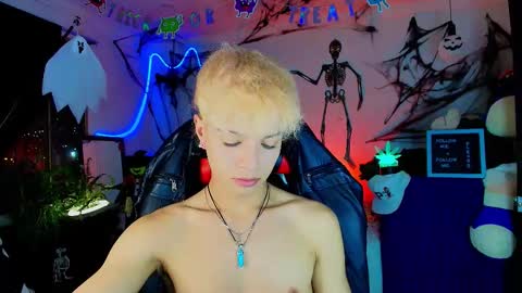 Snapshot of twink_sebas_ chatting on 10-30-25, 04:47 Bad boy sebastian online show from 10-30-25, 04:47