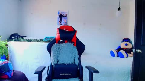 Snapshot of twink_sebas_ chatting on 11-19-25, 03:56 Bad boy sebastian online show from 11-19-25, 03:56