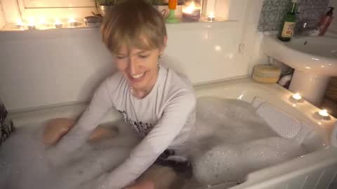 Snapshot of twinkben04 chatting on 09-16-25, 07:37 Ben online show from 09-16-25, 07:37