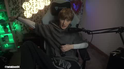 Snapshot of twinkben04 chatting on 10-02-25, 09:00 Ben online show from 10-02-25, 09:00