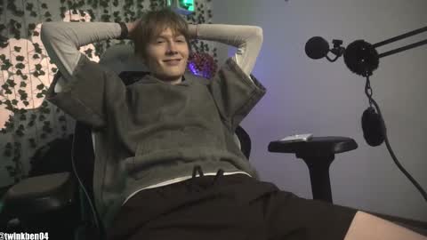 Snapshot of twinkben04 chatting on 10-21-25, 07:58 Ben online show from 10-21-25, 07:58