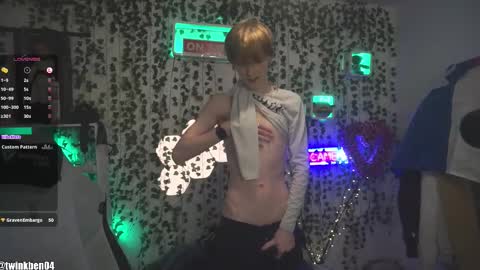 Snapshot of twinkben04 chatting on 11-12-25, 10:30 Ben online show from 11-12-25, 10:30