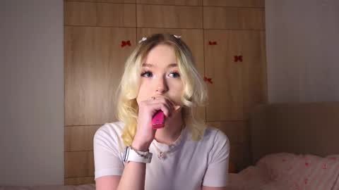 Snapshot of twinklefluff chatting on 02-15-26, 04:03 twinklefluff online show from 02-15-26, 04:03