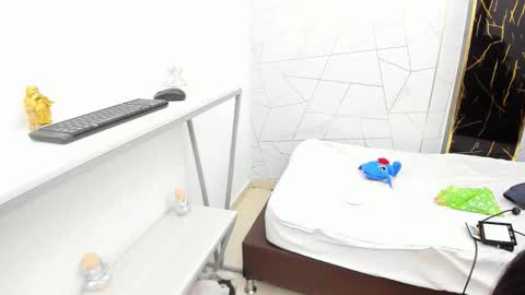 twinslovers_ online show from 11-12-25, 04:02