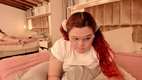 Snapshot of twwiiggy19 chatting on 01-30-25, 11:13 Twiggy online show from 01-30-25, 11:13