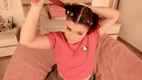 Snapshot of twwiiggy19 chatting on 02-16-25, 08:00 Twiggy online show from 02-16-25, 08:00