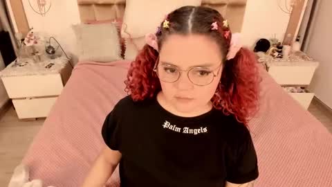 Snapshot of twwiiggy19 chatting on 02-18-25, 08:25 Twiggy online show from 02-18-25, 08:25