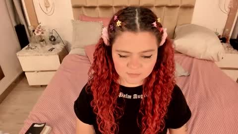 Snapshot of twwiiggy19 chatting on 02-19-25, 03:06 Twiggy online show from 02-19-25, 03:06