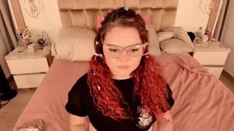 Snapshot of twwiiggy19 chatting on 02-19-25, 09:03 Twiggy online show from 02-19-25, 09:03