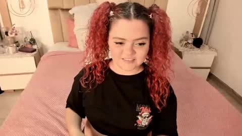 Snapshot of twwiiggy19 chatting on 02-25-25, 08:19 Twiggy online show from 02-25-25, 08:19