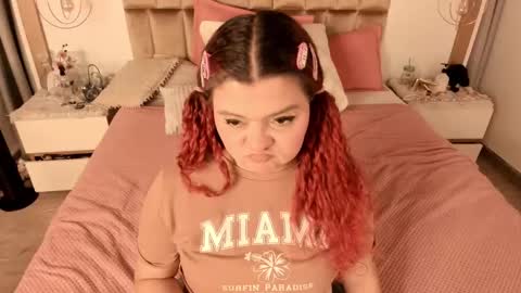 Snapshot of twwiiggy19 chatting on 03-04-25, 11:11 Twiggy online show from 03-04-25, 11:11