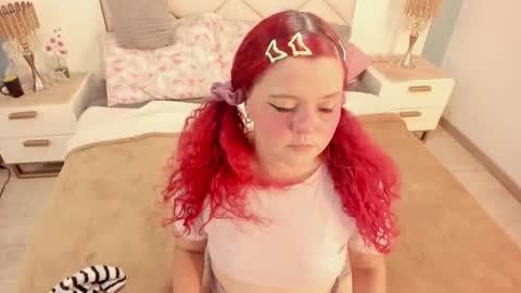 Snapshot of twwiiggy19 chatting on 09-11-25, 08:09 Twiggy online show from 09-11-25, 08:09