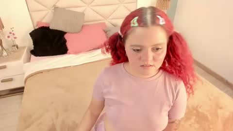 Snapshot of twwiiggy19 chatting on 10-07-25, 10:18 Twiggy online show from 10-07-25, 10:18