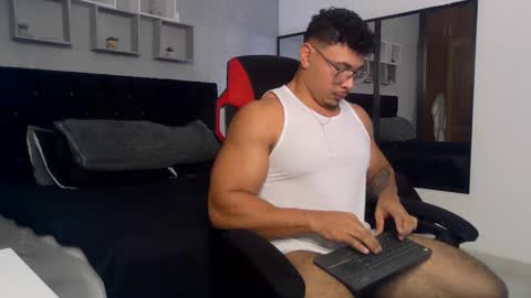 tyler_hank1 online show from 09-29-25, 10:58