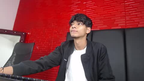 tyler_wolf_1 online show from 10-14-25, 12:28