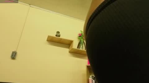 Snapshot of tylla__ chatting on 02-17-26, 02:30 tylla__ online show from 02-17-26, 02:30