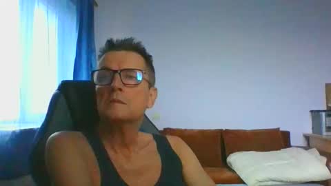 Snapshot of ulmeni7 chatting on 11-25-25, 06:57 ulmeni7 online show from 11-25-25, 06:57