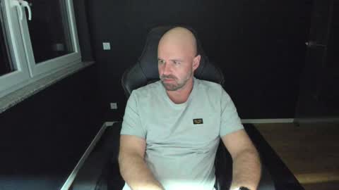 Snapshot of uncle_bear chatting on 11-08-25, 12:33 Uncle Bear online show from 11-08-25, 12:33