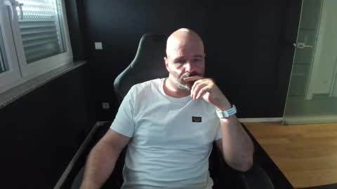 Snapshot of uncle_bear chatting on 11-12-25, 09:53 Uncle Bear online show from 11-12-25, 09:53