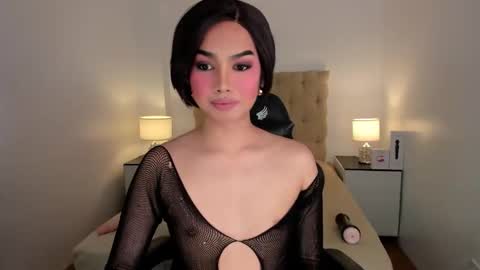 Snapshot of underrated_trans chatting on 11-16-25, 03:56 Lily online show from 11-16-25, 03:56