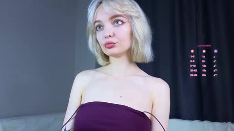 Snapshot of unknownstatus chatting on 10-15-25, 03:17 ShizukaShizuSHIZ online show from 10-15-25, 03:17