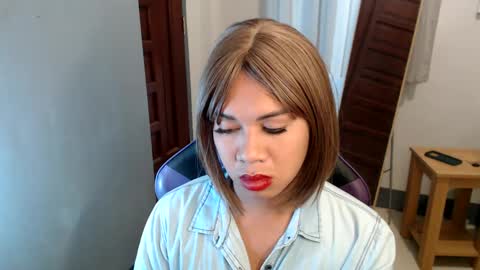 Snapshot of ur_cutiesthotasianxx chatting on 01-23-25, 03:43 Vee online show from 01-23-25, 03:43