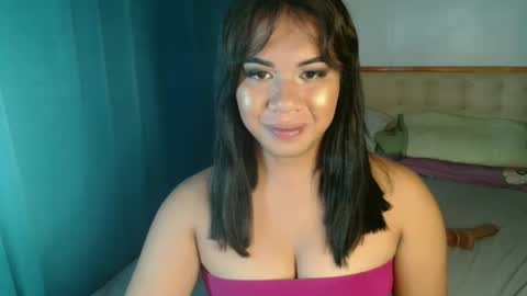 Snapshot of ur_cutiesthotasianxx chatting on 10-15-25, 01:22 Vee online show from 10-15-25, 01:22