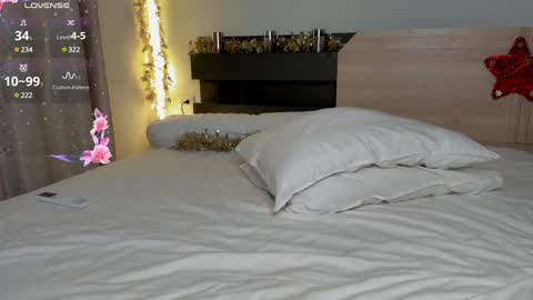 Snapshot of urblonde001 chatting on 12-23-24, 04:22 Ksenia Pterson online show from 12-23-24, 04:22