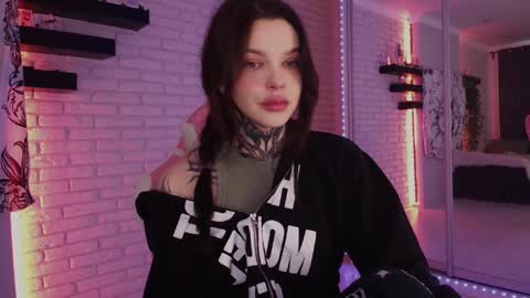 Snapshot of uwu_eva chatting on 12-16-24, 09:14 Eva online show from 12-16-24, 09:14