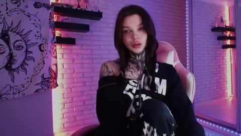 Snapshot of uwu_eva chatting on 12-17-24, 09:50 Eva online show from 12-17-24, 09:50