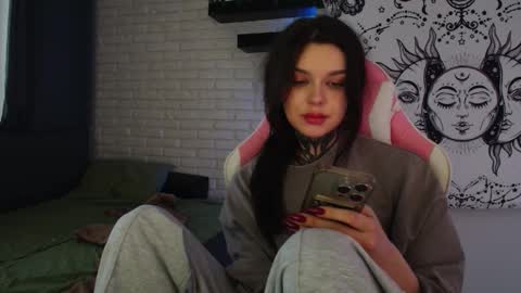 Snapshot of uwu_eva chatting on 01-17-25, 05:11 Eva online show from 01-17-25, 05:11