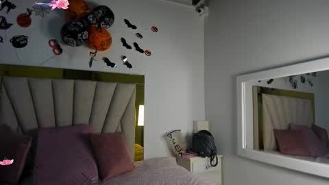 vahioleth  online show from 10-31-25, 03:07