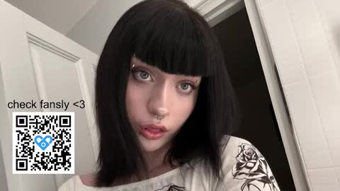 Snapshot of vailyreb chatting on 02-01-26, 05:22 Marin online show from 02-01-26, 05:22