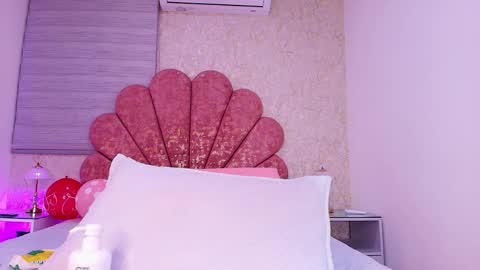 Vaiolet colls online show from 02-12-26, 12:00