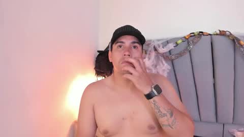 Snapshot of vale_n_matt chatting on 10-12-25, 04:11 Samantha y Matt online show from 10-12-25, 04:11