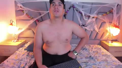 Snapshot of vale_n_matt chatting on 10-21-25, 03:40 Samantha y Matt online show from 10-21-25, 03:40