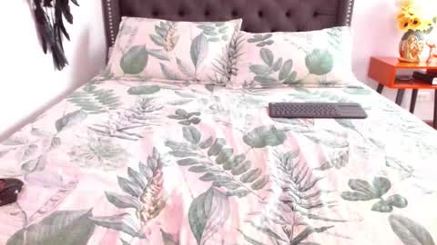 Valen Ferrer online show from 10-07-25, 07:00