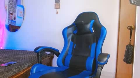 Snapshot of valentino_fs chatting on 10-10-25, 10:53 Mistery Guy online show from 10-10-25, 10:53