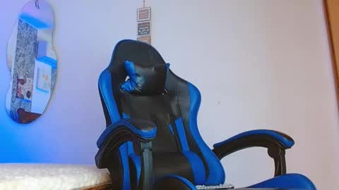 Snapshot of valentino_fs chatting on 10-30-25, 12:56 Mistery Guy online show from 10-30-25, 12:56