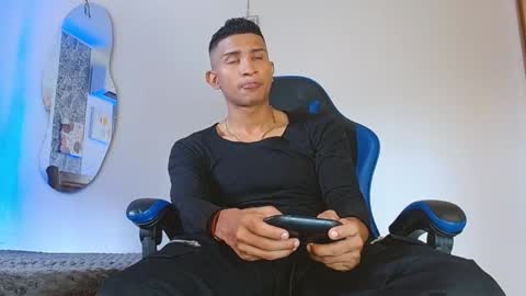 Snapshot of valentino_fs chatting on 11-03-25, 07:48 Mistery Guy online show from 11-03-25, 07:48