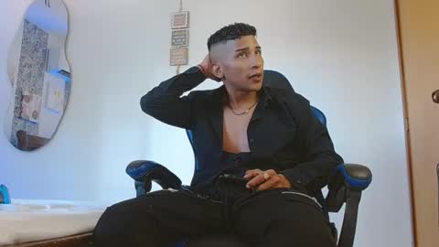 Snapshot of valentino_fs chatting on 11-14-25, 06:28 Mistery Guy online show from 11-14-25, 06:28