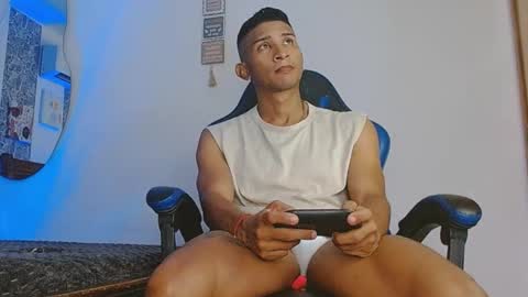 Snapshot of valentino_fs chatting on 11-15-25, 11:32 Mistery Guy online show from 11-15-25, 11:32