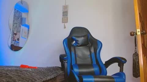 Snapshot of valentino_fs chatting on 11-17-25, 02:17 Mistery Guy online show from 11-17-25, 02:17