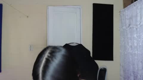 Snapshot of valeria_mendozza chatting on 02-15-25, 10:52   online show from 02-15-25, 10:52