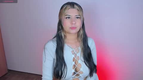 Snapshot of valeska__v chatting on 10-14-25, 03:29 your loveee online show from 10-14-25, 03:29