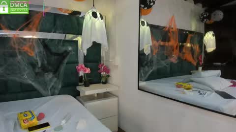 valtira nova online show from 10-31-25, 07:37