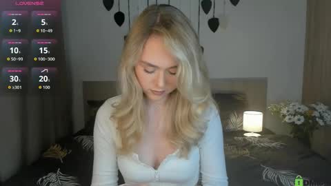 Snapshot of vanessa_maes chatting on 10-20-25, 08:20 Vanessa Maes online show from 10-20-25, 08:20